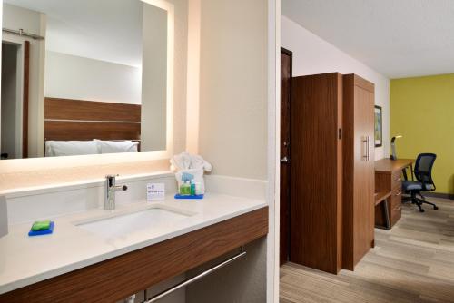 Et badeværelse på Holiday Inn Express Hotel & Suites North Kansas City, an IHG Hotel