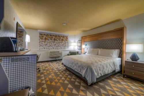מיטה או מיטות בחדר ב-Holiday Inn Tacoma Mall, an IHG Hotel