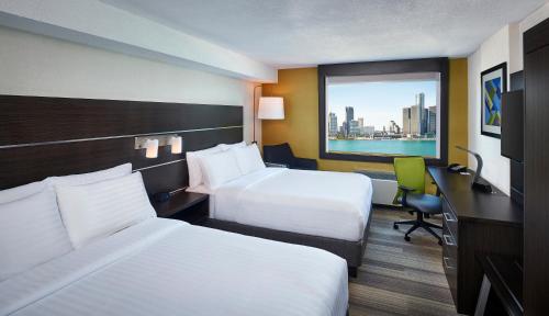 En eller flere senger på et rom på Holiday Inn Express Windsor Waterfront, an IHG Hotel