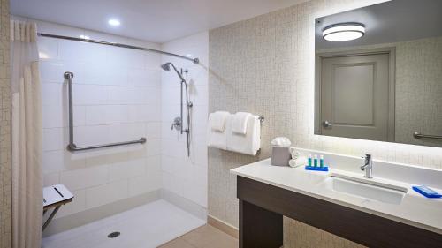 Foto de la galería de Holiday Inn Express Windsor Waterfront, an IHG Hotel en Windsor