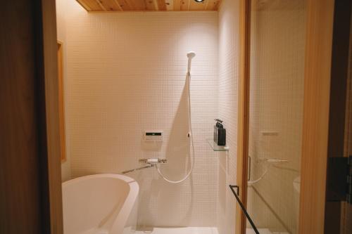 七条みやび Nanajo Miyabi Inn tesisinde bir banyo