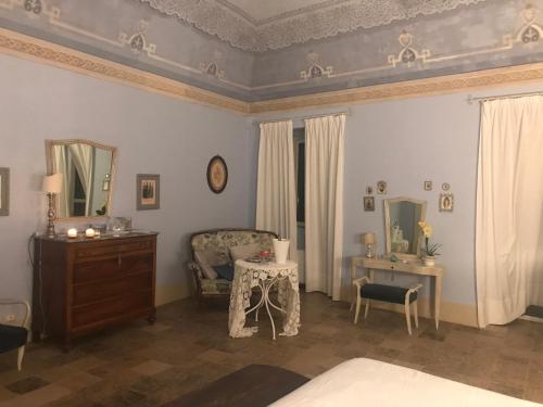 een woonkamer met een dressoir en een spiegel bij Palazzo De Fabritiis in Rosciano