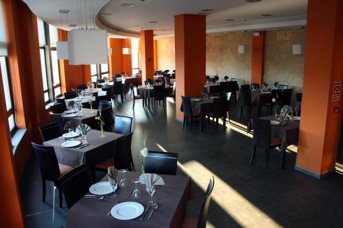 un comedor con mesas y sillas en un restaurante en Hotel Tremazal, en Guardo