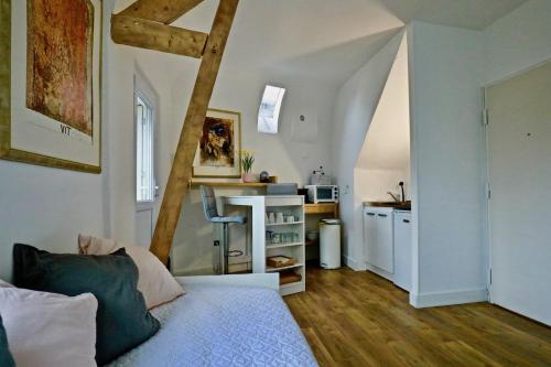 Cette chambre comprend un lit et une cuisine. dans l'établissement Pegase, à Deauville