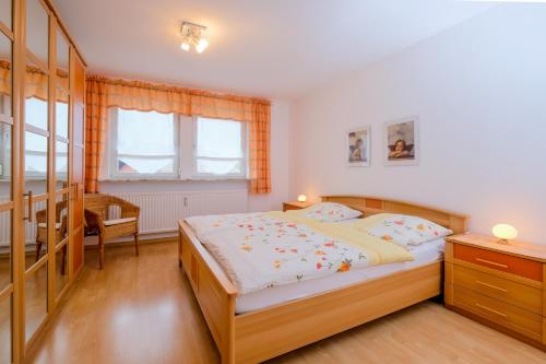 1 dormitorio con cama, escritorio y ventana en Ferienwohnung Koch, en Bad Grund