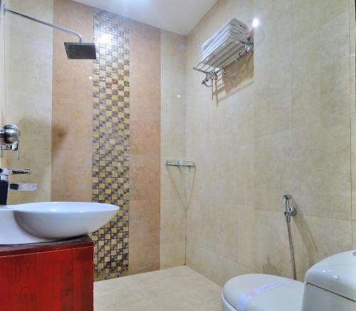 La salle de bains est pourvue d'un lavabo et d'une douche. dans l'établissement THE BONLON INN-NEAR BLK HOSPITAL, à New Delhi