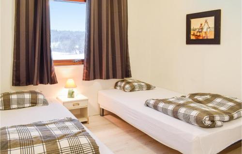 2 Betten in einem Zimmer mit Fenster in der Unterkunft Gorgeous Home In Nord-statland With House A Mountain View in Nord-Statland