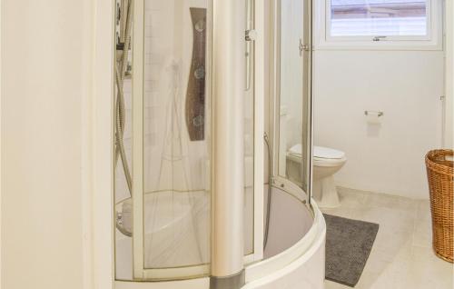 łazienka z kabiną prysznicową i toaletą w obiekcie Amazing Home In Nord-statland With 3 Bedrooms And Wifi w mieście Nord-Statland