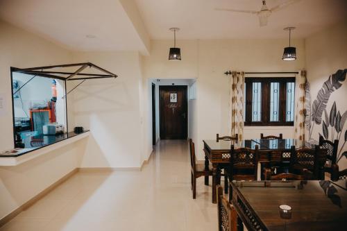 Ein Restaurant oder anderes Speiselokal in der Unterkunft Horn Ok Please Hostel Jaipur 