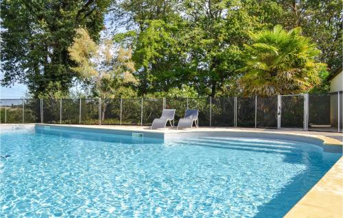 - une piscine avec 2 chaises longues dans l'établissement Beautiful Home In Durfort Lacapelette, à Durfort