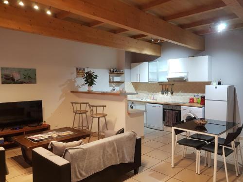 a kitchen and living room with a table and chairs at Appart B tout confort, climatisé sur Coursan in Coursan