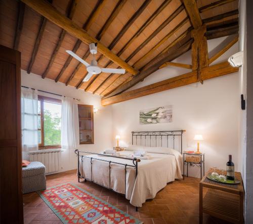 1 dormitorio con cama y techo de madera en Podere Felceto, en Panzano