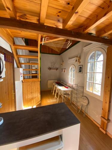 a kitchen and dining room with wooden ceilings at Triplex Sierra Nevada in Sierra Nevada