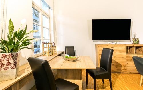 TV a/nebo společenská místnost v ubytování Schwarzwaldzimmer & Schwarzwald Design Apartment