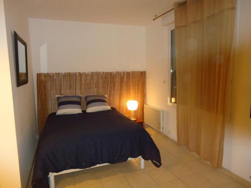 une chambre avec un lit avec deux oreillers dessus dans l'établissement Villa Pors Pol Carantec, à Carantec