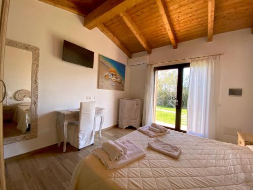 Una cama o camas en una habitación de QUADRIFOGLIO Affittacamere