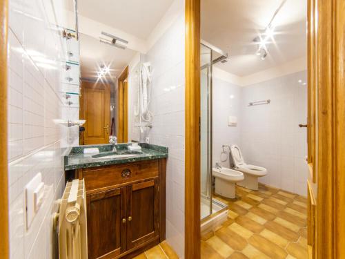 een badkamer met een wastafel en een toilet bij Cervinia Apartment in Breuil-Cervinia