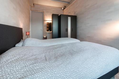 1 dormitorio con 1 cama blanca grande. en B&B LANGENBERG - DAVID HUMEWEG 9 - 1349 DA - ALMERE OOSTERWOLD -, en Almere