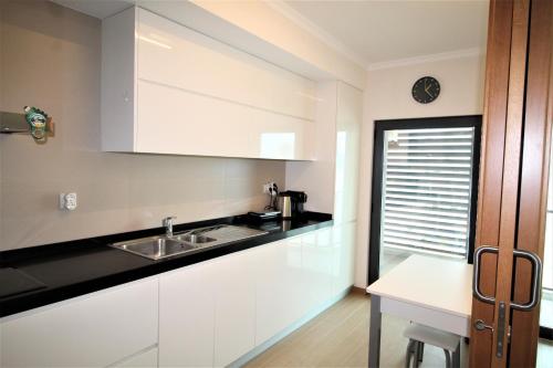 Kuchyň nebo kuchyňský kout v ubytování T2 Luxury Rocha Prime Residence
