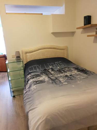 een bed in een kamer met een bed sidx sidx sidx bij Studio 82 b in Middelburg