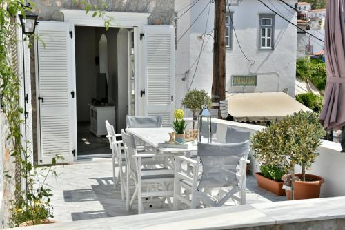 Patio nebo venkovní prostory v ubytování Hydra's Pearl - White Pearl