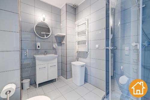 a bathroom with a toilet and a sink and a shower at Apartament Dębina z miejscem parkingowym in Świnoujście