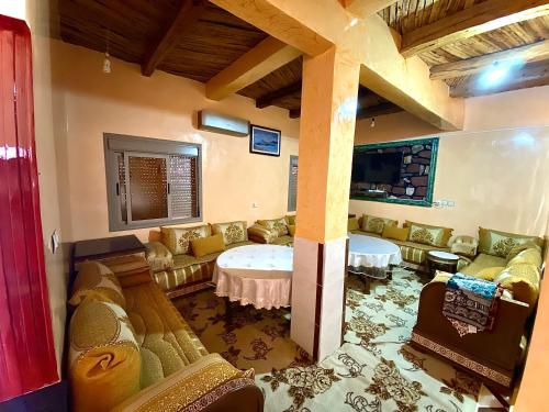 - un salon avec des canapés et une table dans l'établissement superb house in the heart of the mountains, à Bin el-Ouidane