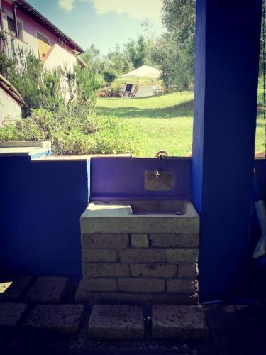 a stone bench sitting in front of a window at Agriturismo Campolungo in Sant'Ermo