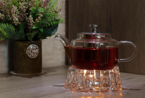 Kemudahan buat kopi dan teh di De'Mar Hotel