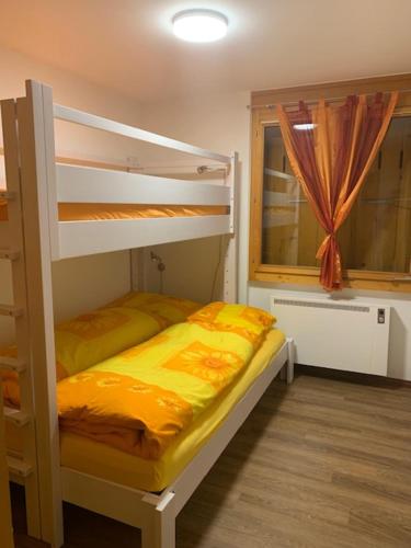 グリンデルワルトにあるChrinnengletscherのベッドルーム1室(二段ベッド2台、窓付)が備わります。