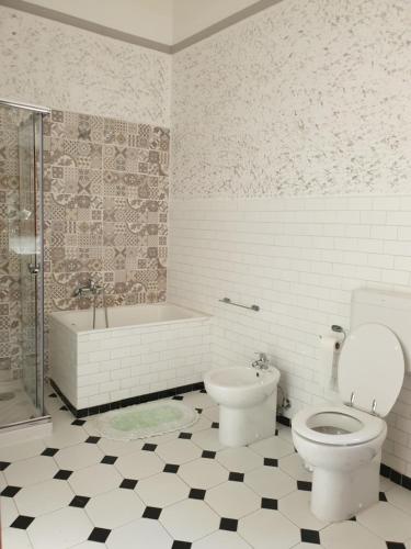 uma casa de banho com um WC e uma banheira em B&B DA PERSIO em Macchiagodena