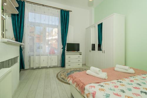 1 dormitorio con 1 cama con 2 toallas en Eco Studio, en Brasov