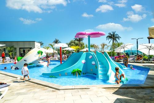 a pool with a water slide at a resort at Alezzi Beach Resort in Mamaia Nord