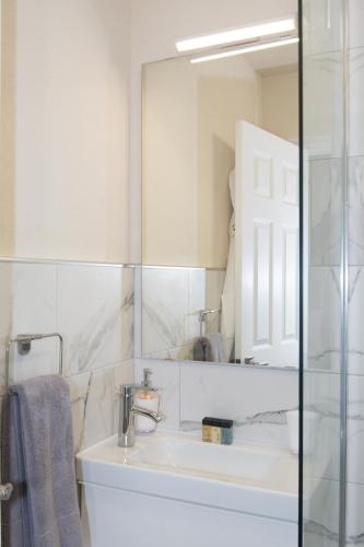  West Rock Villas -  Room  picture :   Tea/Coffee maker    Shower    Safety deposit box                           