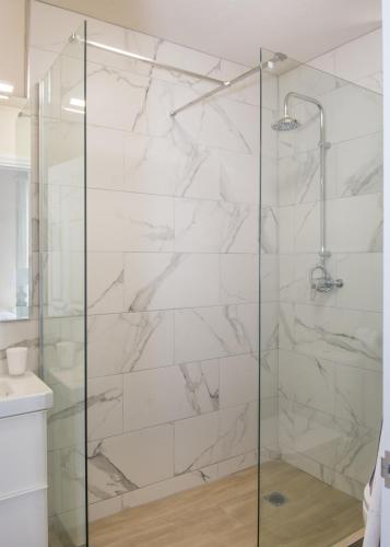  West Rock Villas -  Room  picture :   Tea/Coffee maker    Shower    Safety deposit box                           