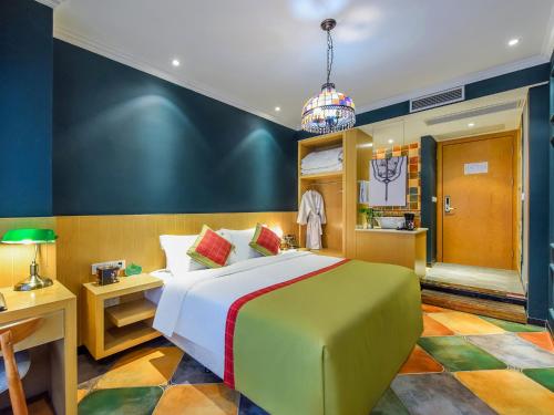 Katil atau katil-katil dalam bilik di Novo Hotel Chongqing