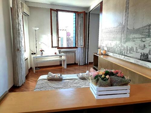 uma sala de estar com uma mesa com flores em Cannaregio apartment em Veneza