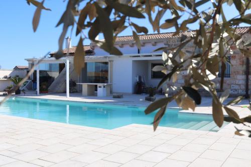 una piscina di fronte a una casa di Masseria Santu Lasi a Surbo