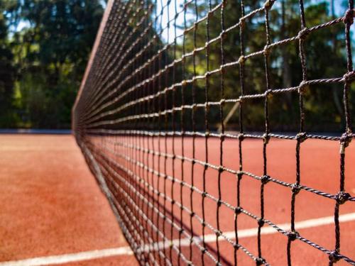 a tennis net on a tennis court at Domaine du Bois d'Amont in Cabris