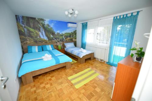 una camera da letto con un letto e un dipinto sul muro di Apartment Mirela a Sarajevo