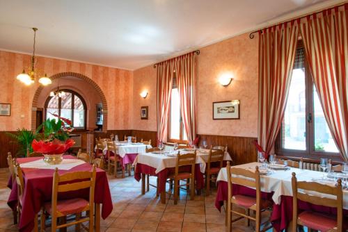 Restaurace v ubytování Ristorante Albergo Da Maurizio