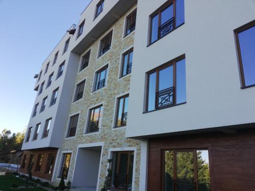 una vista exterior de un edificio en Apartman Adelfes P16, Milmari Resort, en Kopaonik