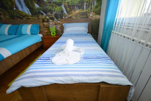 Un pat sau paturi într-o cameră la Apartment Mirela