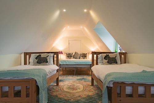 Ένα ή περισσότερα κρεβάτια σε δωμάτιο στο The Homestead by Bloom Stays