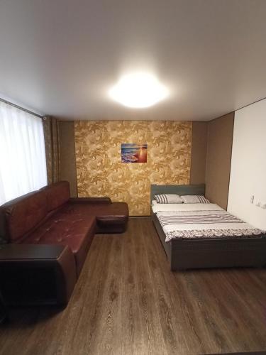ケメロヴォにあるApartment on Prospekt Shahterov 92のリビングルーム(ベッド2台、ソファ付)