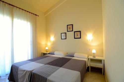 a bedroom with two beds and a window at TARRACO 25 (GIRONES) in L'Estartit