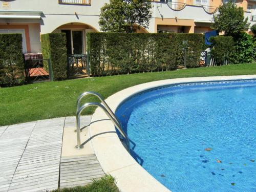 a swimming pool in a yard next to a house at TARRACO 20 (BOLLERIA) in L'Estartit