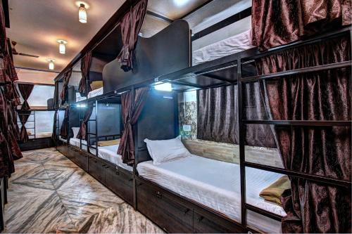 ムンバイにあるSunshine Backpackers, Airportの部屋に二段ベッドがいくつかある