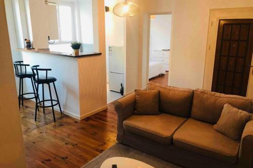 un salon avec un canapé et un bar dans l'établissement Charmant 2 pièces - Centre ville de Melun, à Melun