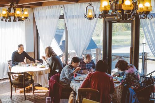 Un restaurante o sitio para comer en Hotel Tae Windsor